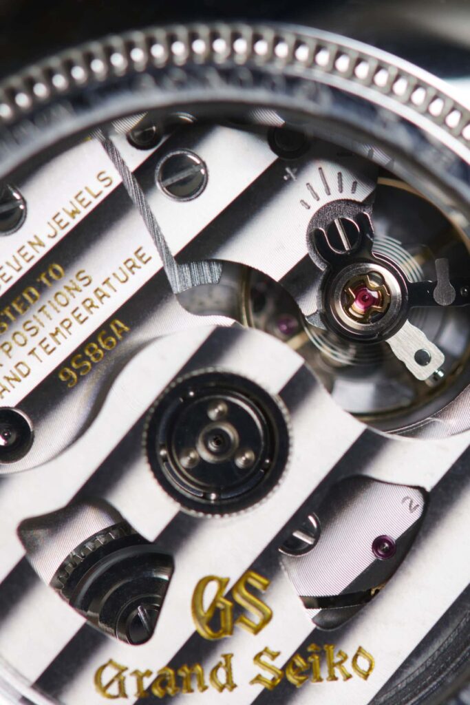 Khám phá cơ chế chuyển động kim mượt mà Grand Seiko. 2