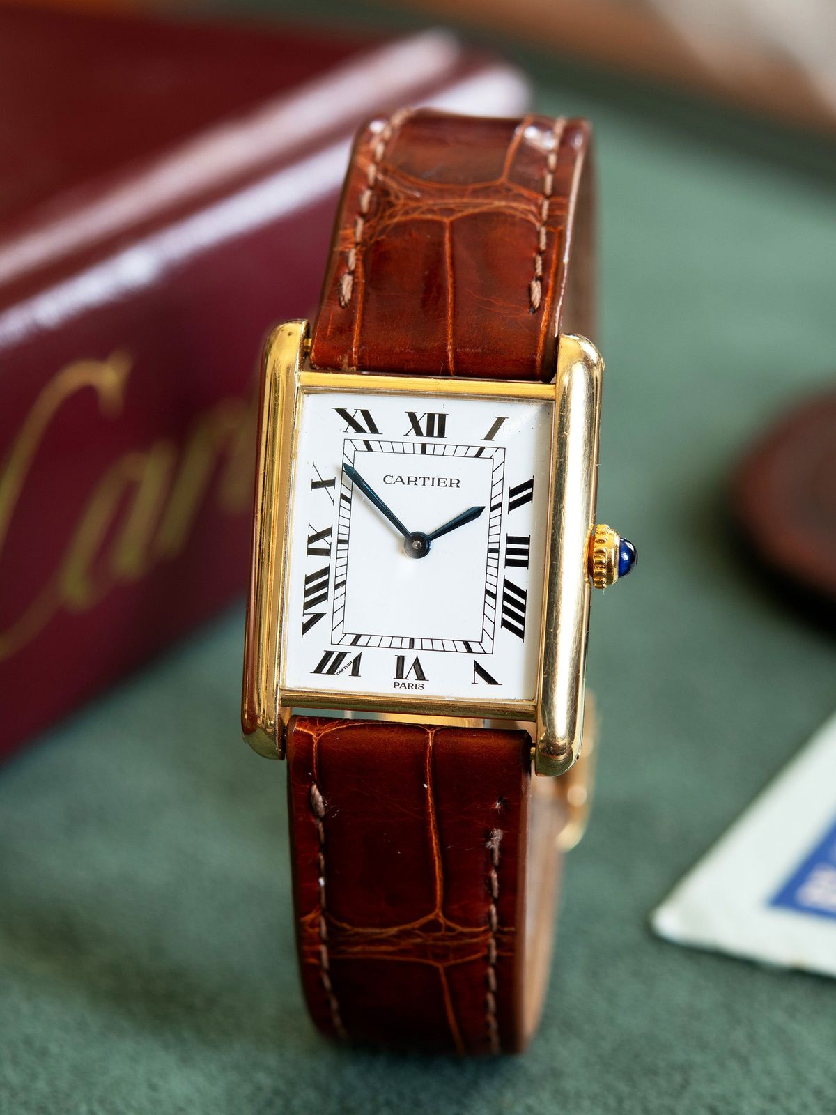 Vẻ đẹp kinh điển của chiếc đồng hồ Cartier Tank Cintrée. 3