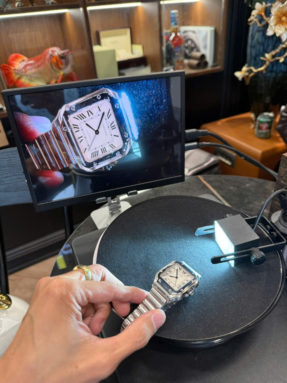 Thu mua kính mắt cùng đồng hồ Cartier Santos vàng đúc. 2