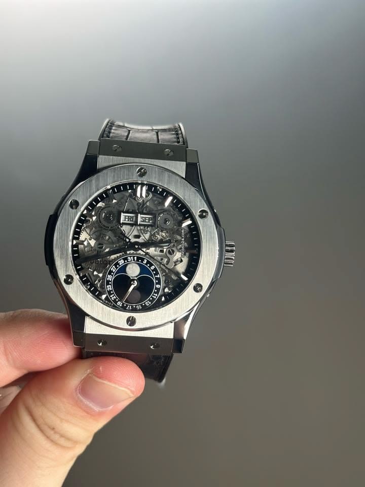 Khám phá nghệ thuật khảm đá quý trên Hublot Classic Fusion. 1