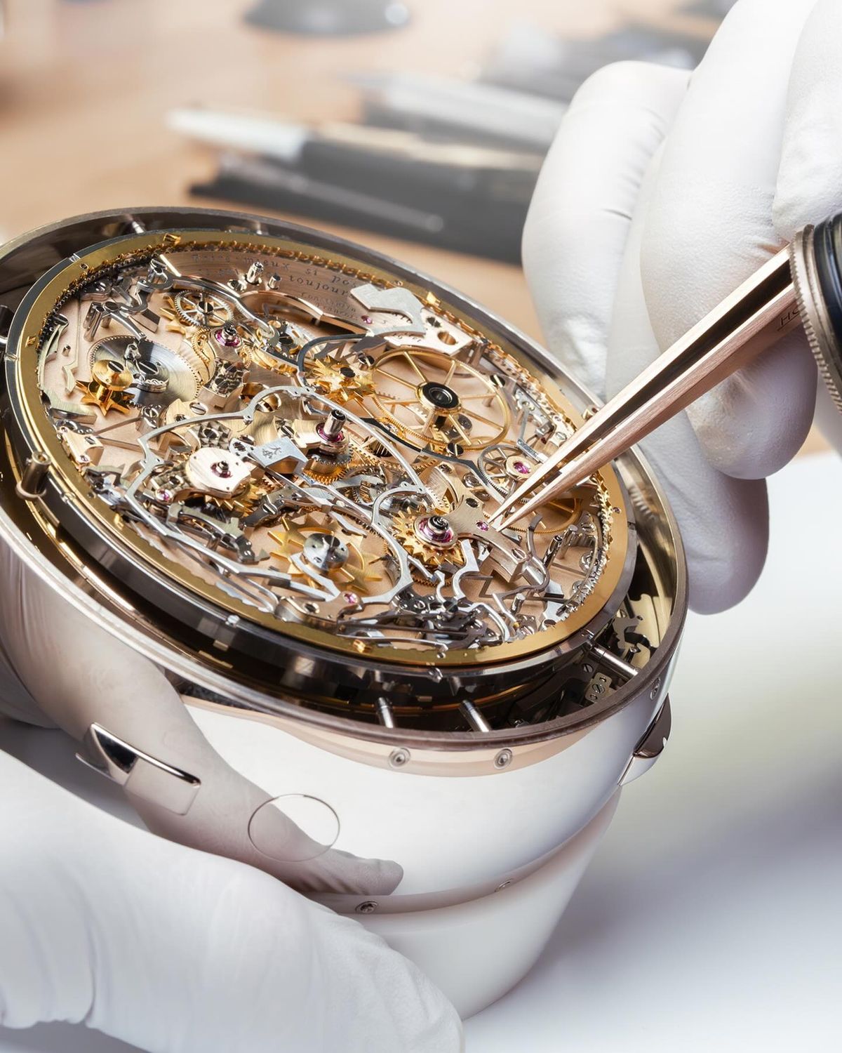 Nghệ thuật chạm khắc tinh xảo trên cỗ máy Breguet Classique 1