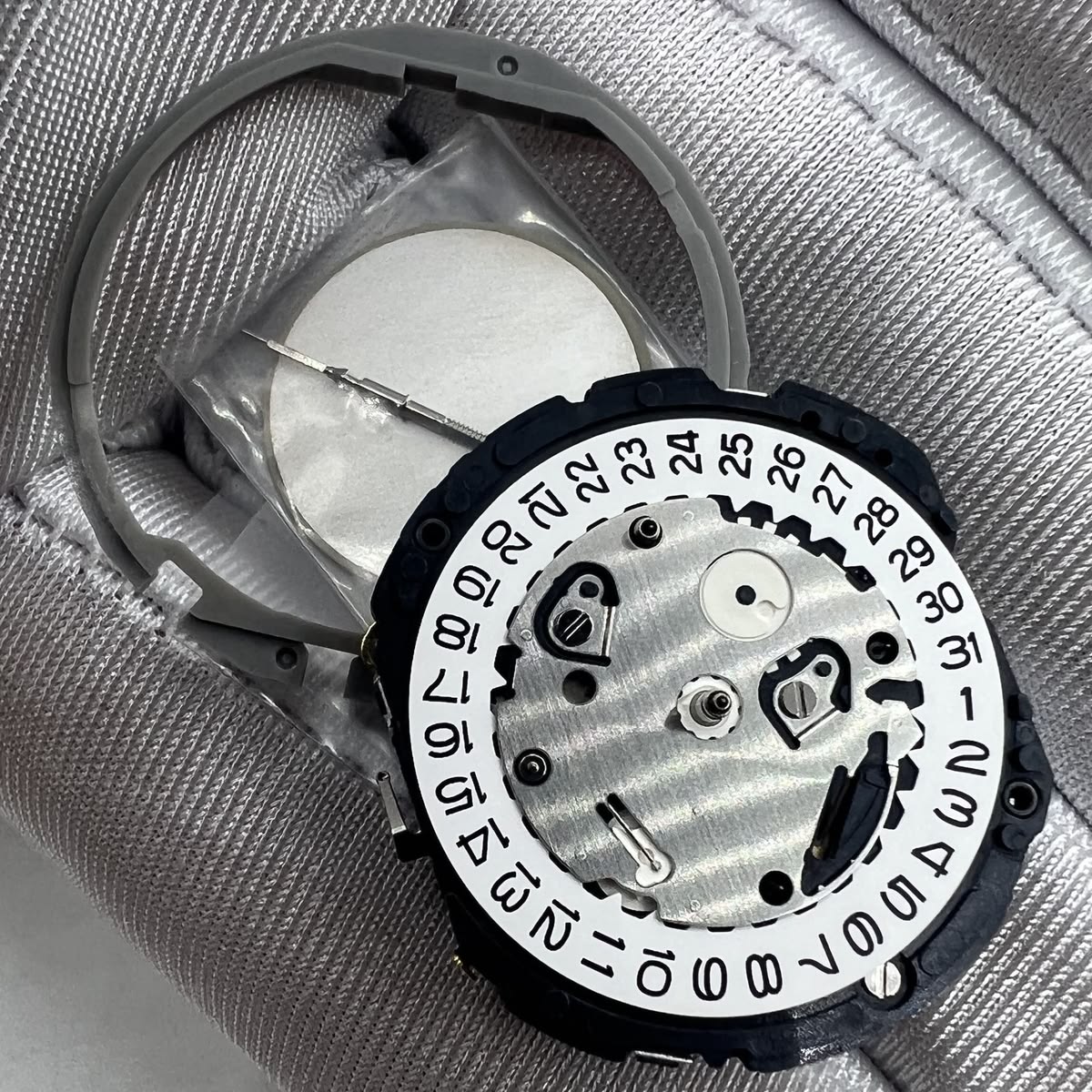 Trải nghiệm cơ chế xoay mặt số độc bản Ressence Type. 1