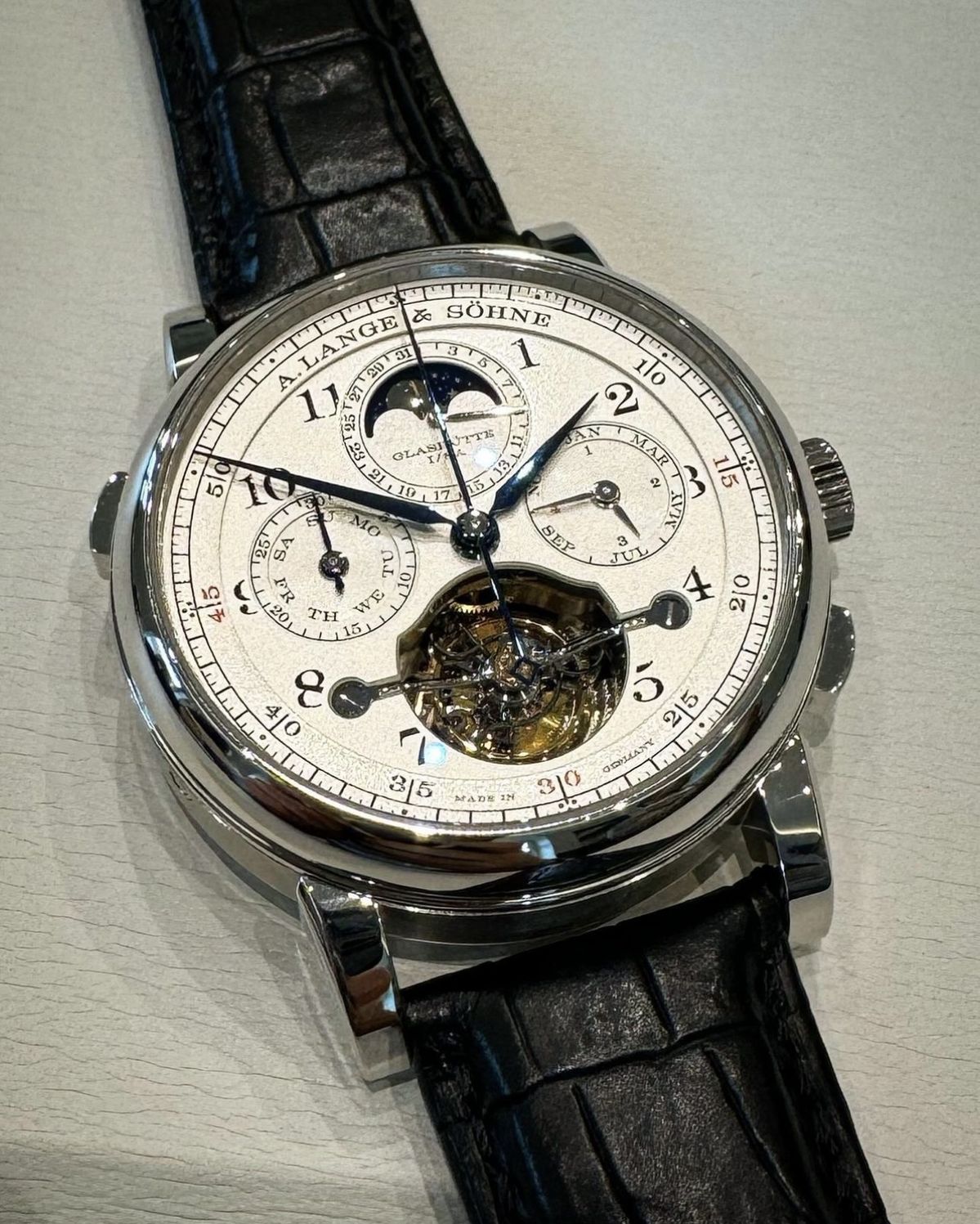 Nghệ thuật chạm khắc Guilloche tinh tế trên Breguet Classique mới 1