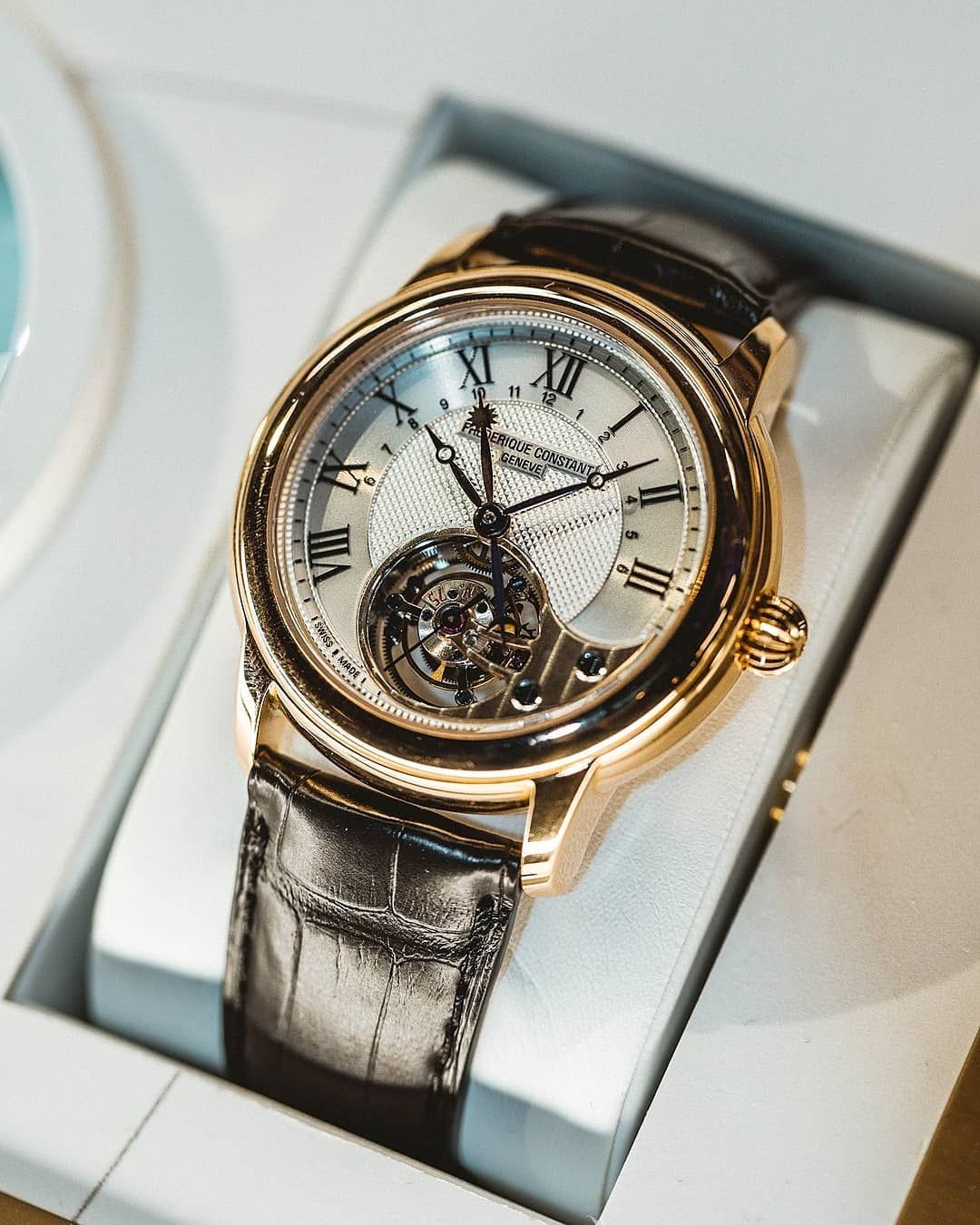 Nghệ thuật chạm khắc Guilloche tinh tế trên Breguet Classique mới 2