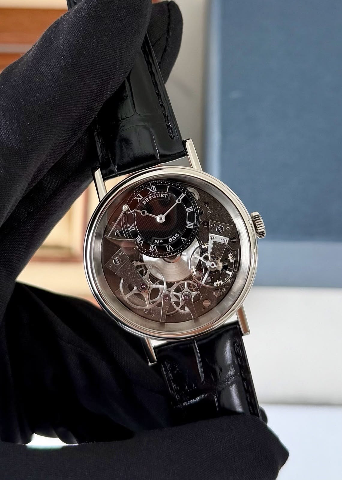 Nghệ thuật chạm khắc Guilloche tinh tế trên Breguet Classique mới 3
