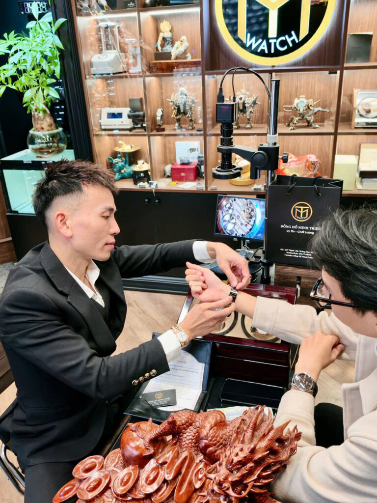 Thu mua kính mắt cùng đồng hồ Cartier Tank Solo cũ. 1