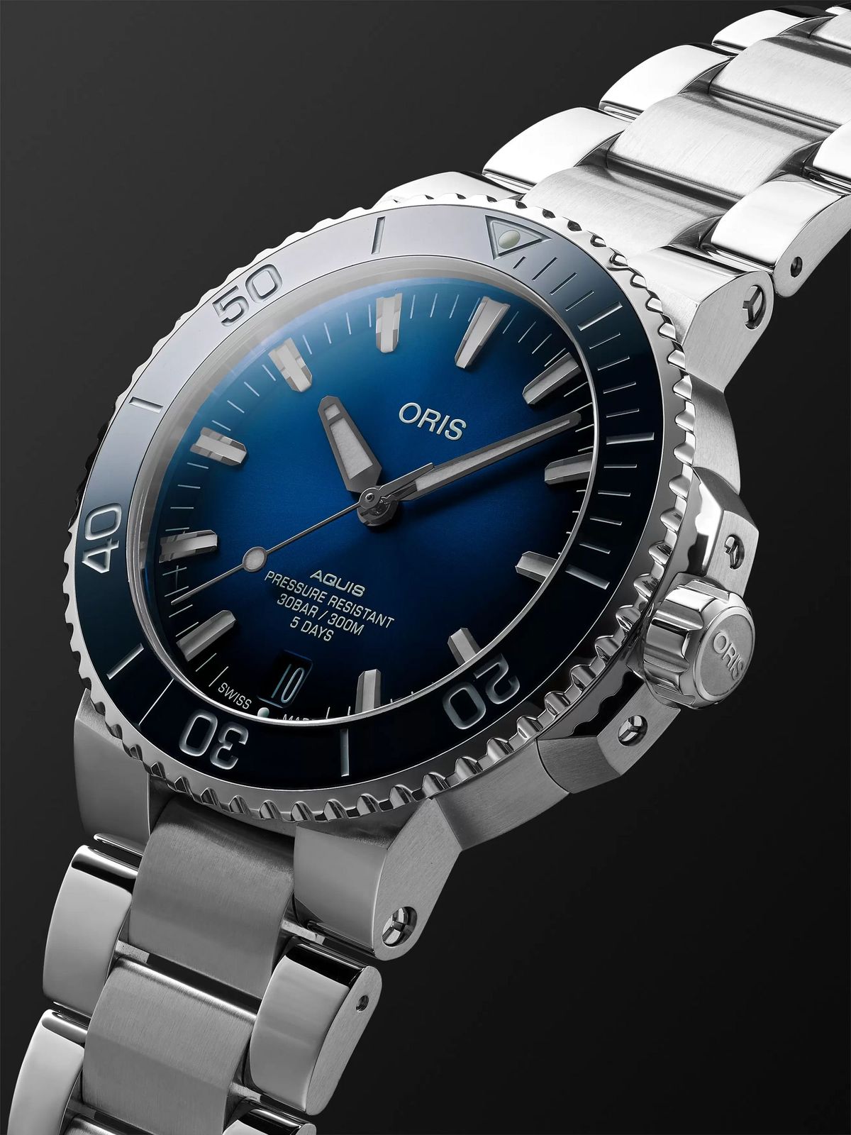 Khám phá vẻ đẹp sang trọng của cỗ máy Oris Aquis 1