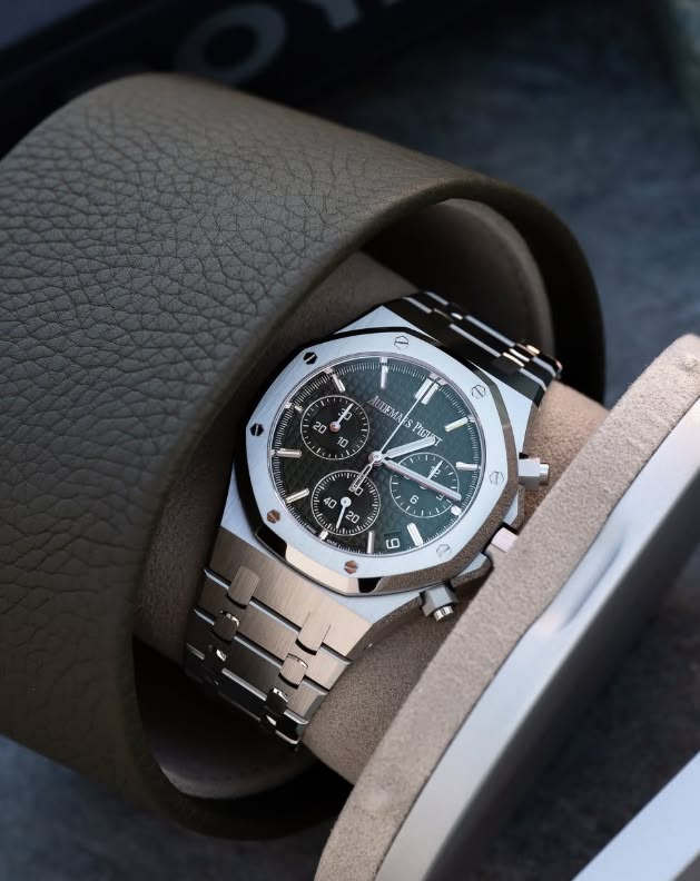 Vẻ đẹp góc cạnh đặc trưng trên Audemars Piguet Royal Oak. 2