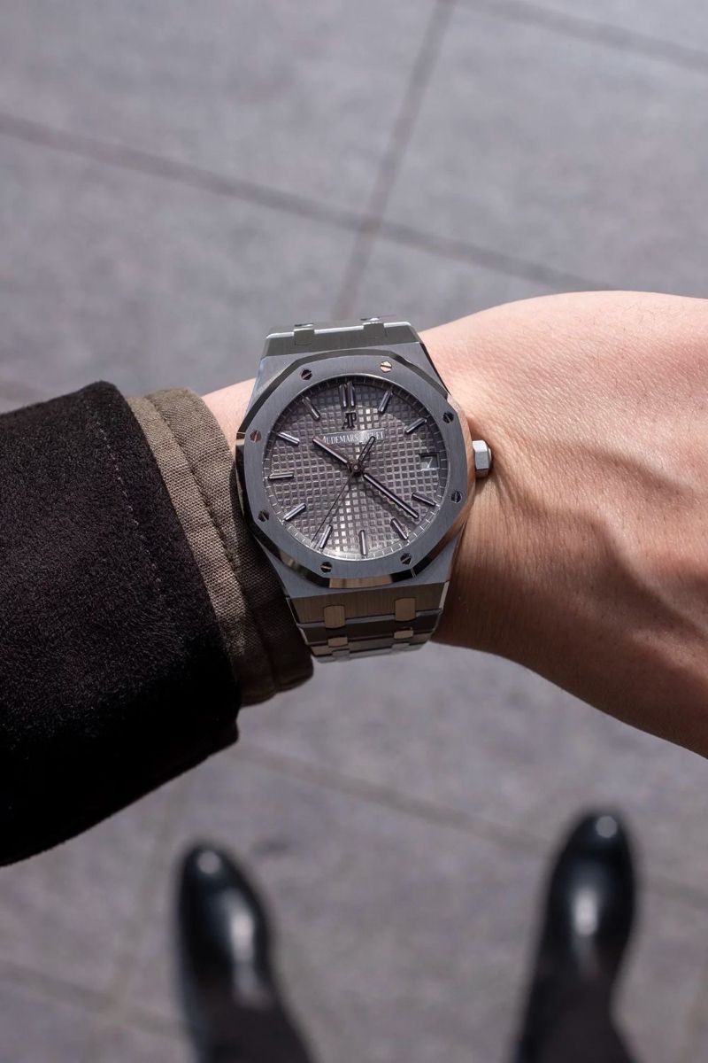 Vẻ đẹp góc cạnh đặc trưng trên Audemars Piguet Royal Oak. 3