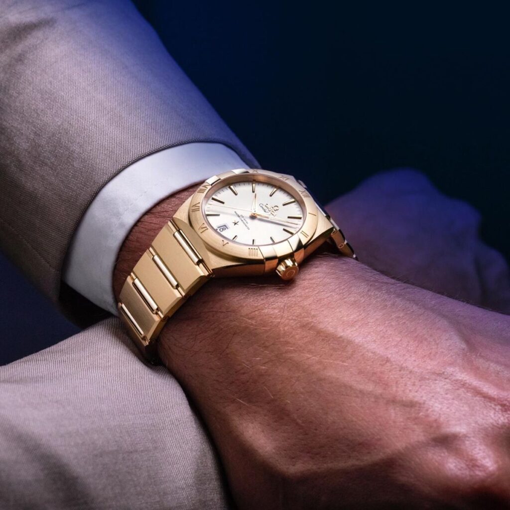 Giải mã sức hút từ thiết kế bốn chấu Omega Constellation. 2