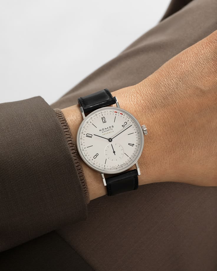 Khám phá nghệ thuật chế tác cỗ máy Nomos Tangente Neomatik 2