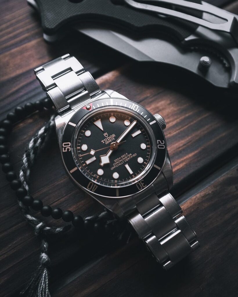 Sức hút từ kim giờ hình bông tuyết Tudor Black Bay. 2