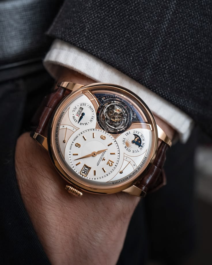 Điểm độc đáo ở thiết kế xoay hoài cổ Jaeger LeCoultre 1