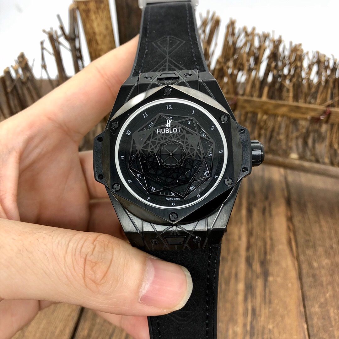 Độc đáo phong cách hình học mặt số Hublot Sang Bleu. 1