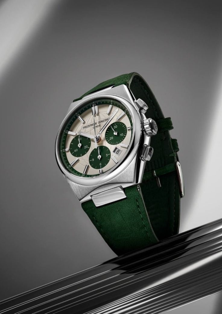 Ấn tượng thiết kế dây đeo liền khối Frederique Constant Highlife. 3