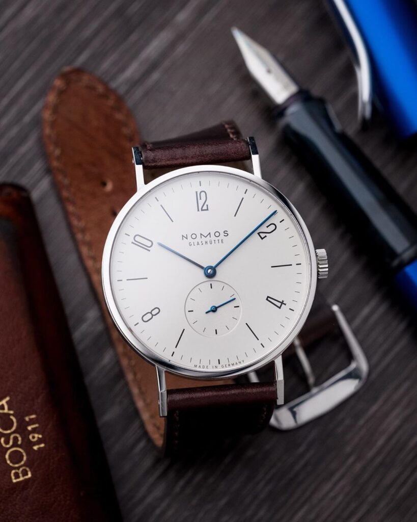 Cảm nhận phong cách thiết kế tối giản Nomos Glashütte Tangente. 2