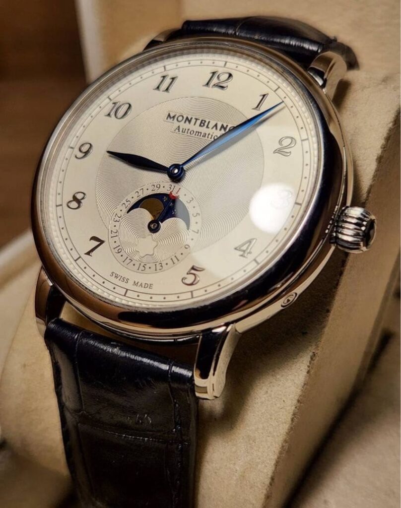 Ấn tượng mặt số chải tia cỗ máy Montblanc Star Legacy. 2