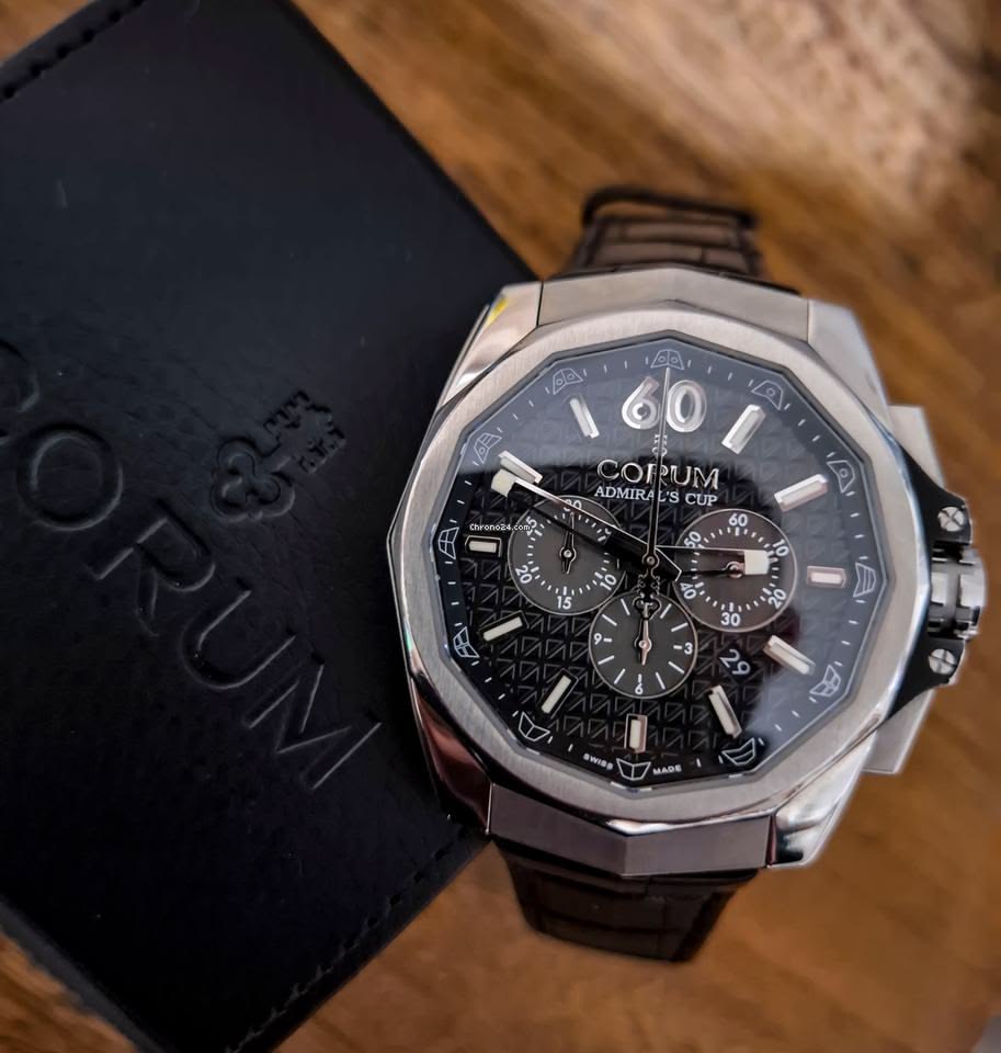 Đánh giá họa tiết cờ hàng hải cỗ máy Corum Admiral. 2