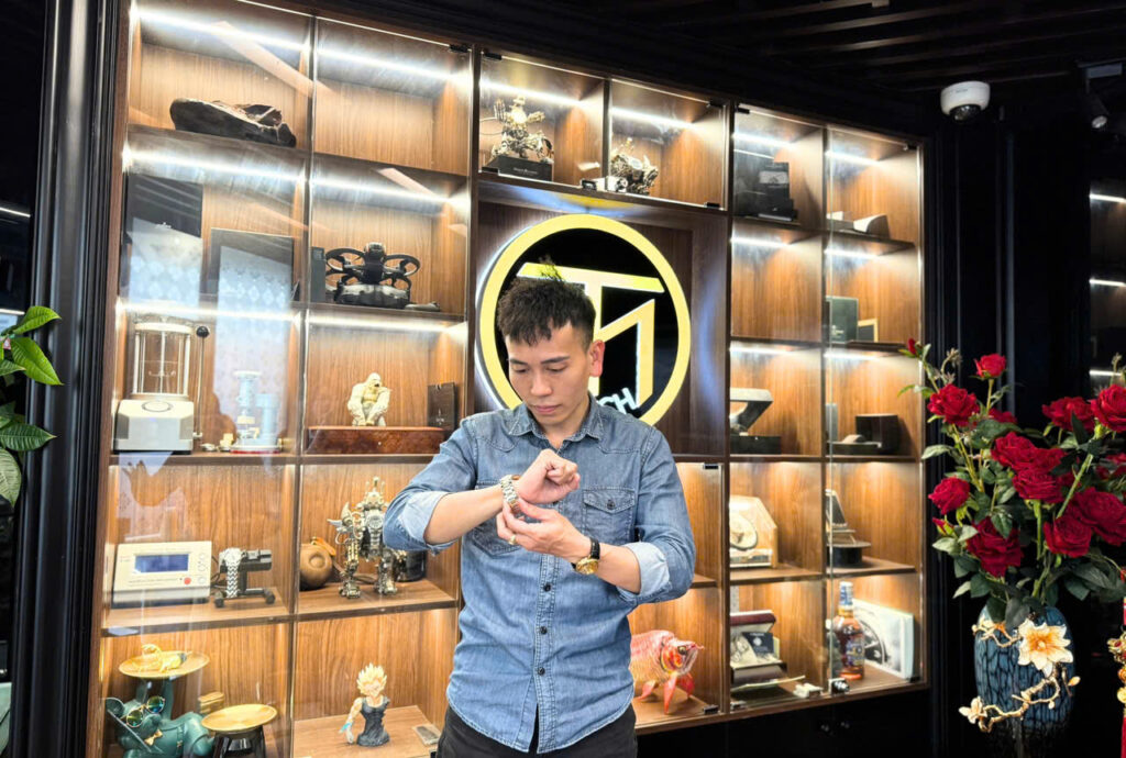 Thu mua đồng hồ Rolex GMT Master lướt tại Đống Đa. 2