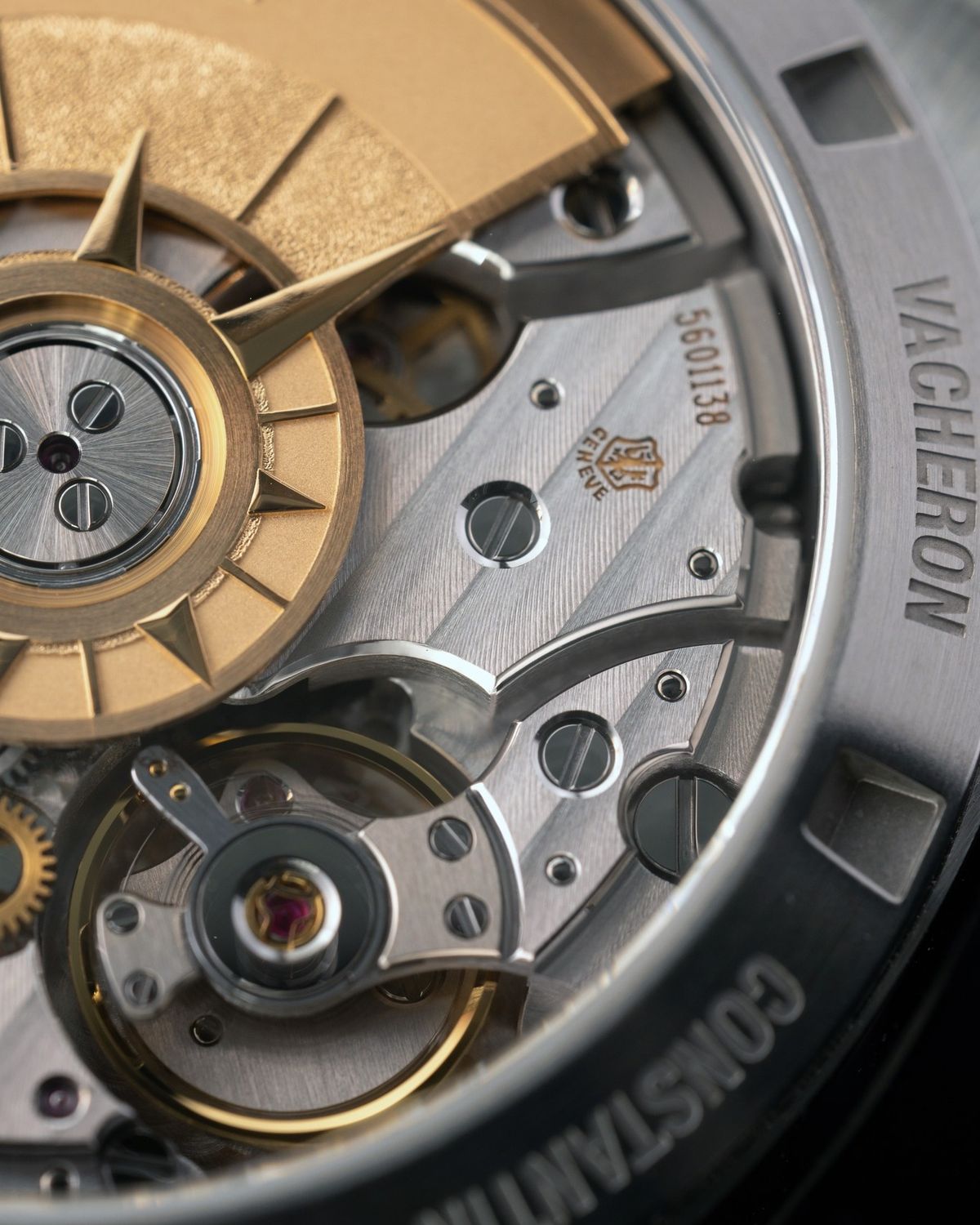 Xử lý lỗi trầy xước vành bezel vỏ Vacheron Constantin Overseas. 2