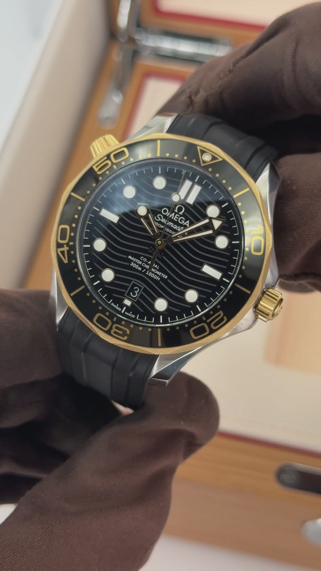 Sức hút mãnh liệt từ mặt số xanh Omega Seamaster Diver 300M. 3