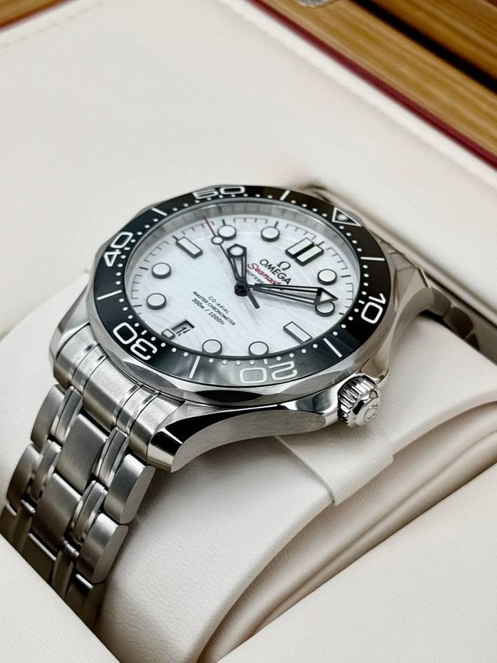 Tranh cãi quanh mặt số gốm nung của Omega Seamaster Diver. 1