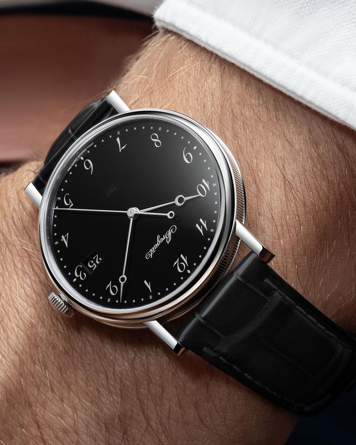Tại sao không nên quay ngược kim giờ đồng hồ Breguet Classique? 2