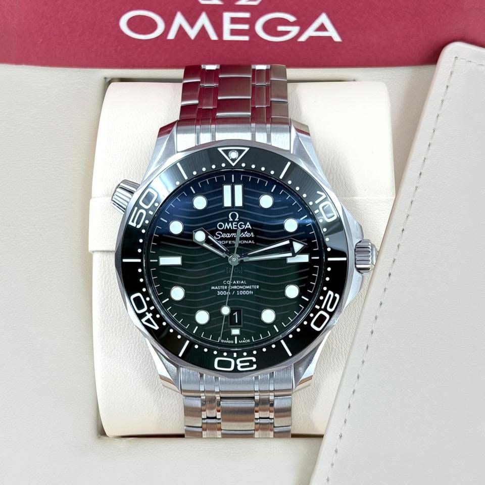Tranh cãi quanh mặt số gốm nung của Omega Seamaster Diver. 3