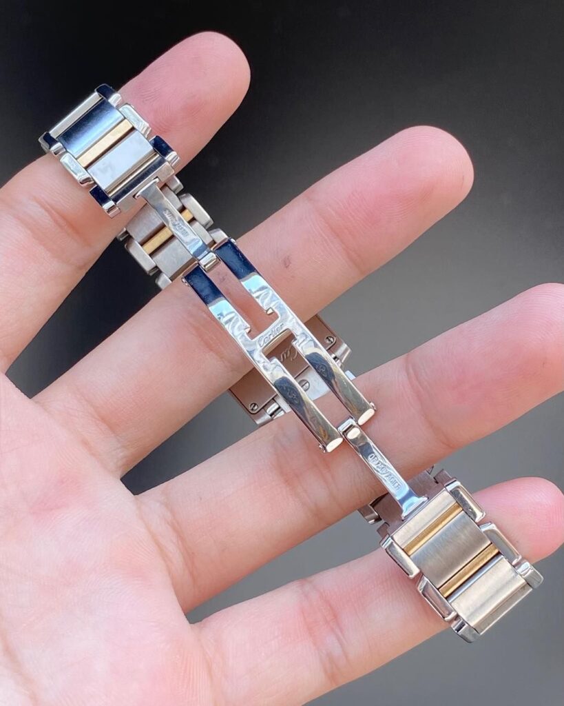 Mẹo phát hiện vết nứt ngầm mặt kính sapphire Cartier Crash. 1