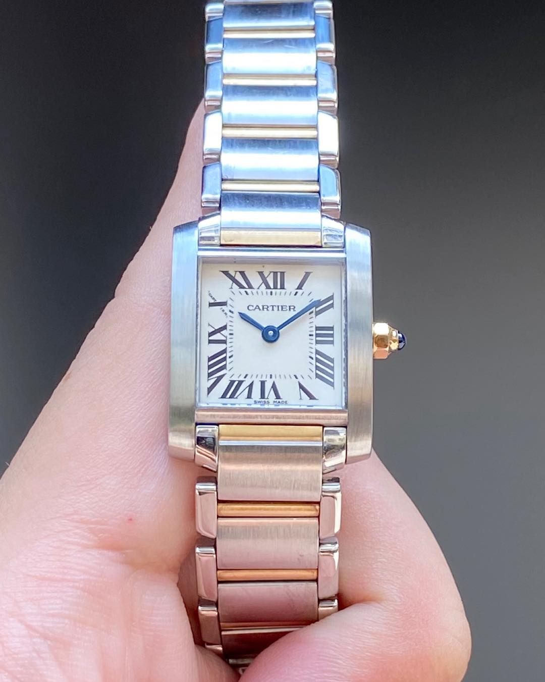 Mẹo phát hiện vết nứt ngầm mặt kính sapphire Cartier Crash. 2