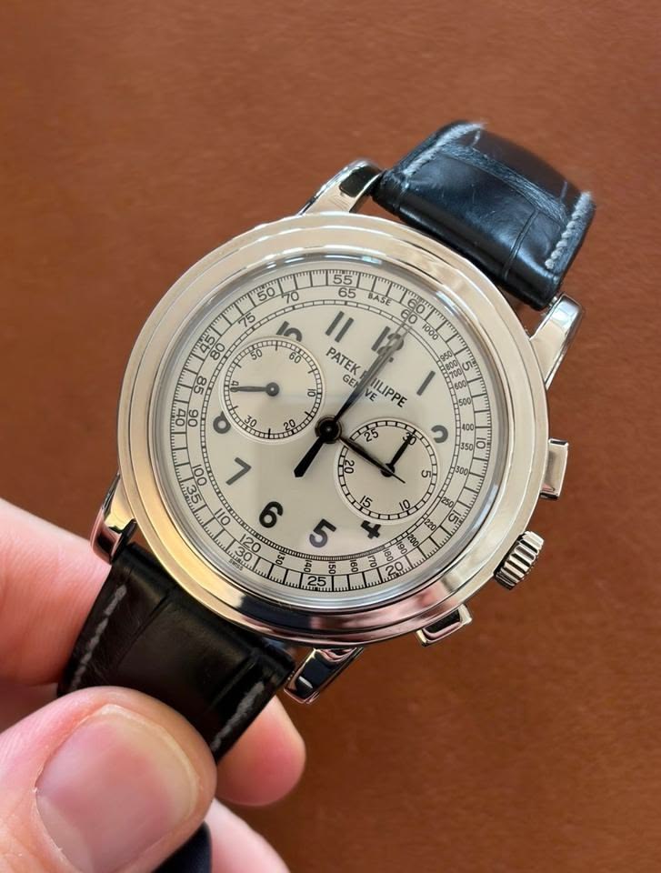 Lý do khiến dây da đồng hồ Patek Philippe bốc mùi hôi. 2