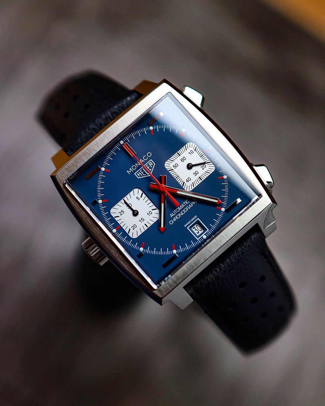 Thiết kế mặt vuông Tag Heuer Monaco phá vỡ mọi quy chuẩn. 3