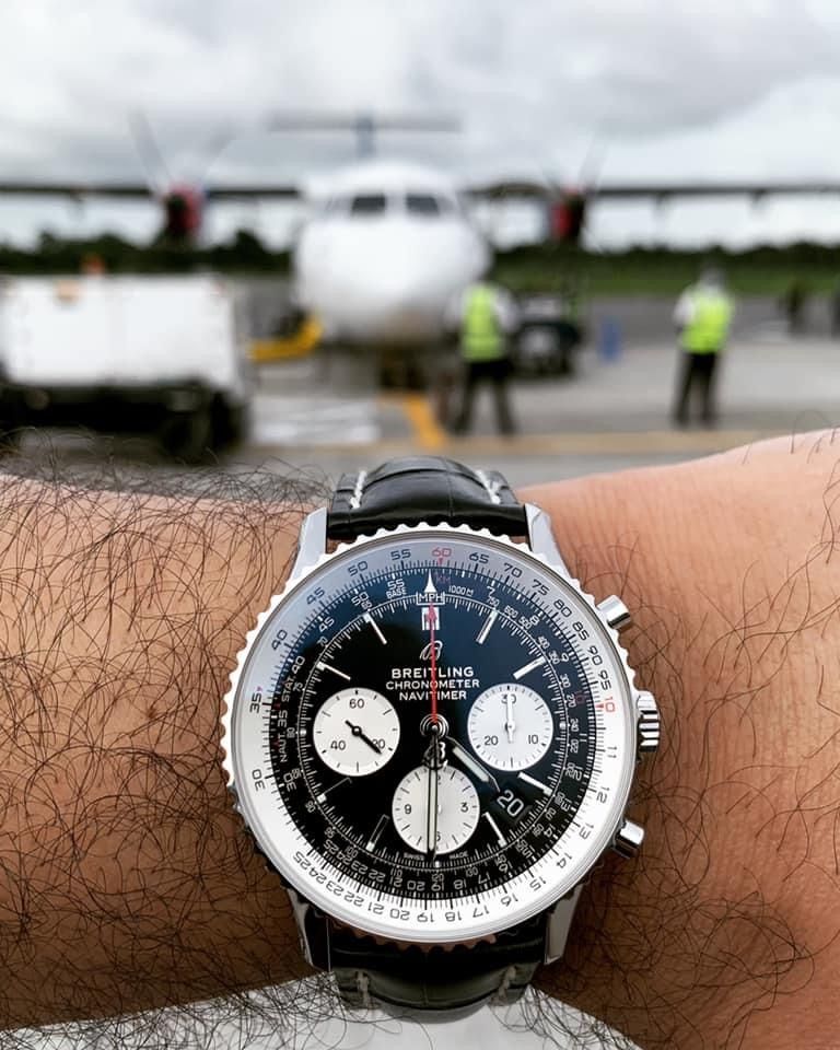 Cách xoay vành thước tính xoay tròn trên siêu phẩm Breitling Navitimer. Cách xoay vành trên Breitling Navitimer là thao tác quan trọng giúp người dùng khai thác hệ thống thước tính đặc biệt được tích hợp trên mẫu đồng hồ này. Không giống những loại bezel thông thường chủ yếu phục vụ việc theo dõi thời gian hoặc hỗ trợ một chức năng đo nhất định, vành thước tính của Breitling Navitimer được thiết kế với nhiều vòng số có thể phối hợp để thực hiện các phép tính liên quan đến tốc độ, thời gian, khoảng cách và mức tiêu hao nhiên liệu. Tại Đồng hồ Minh Triệu, chúng tôi nhận thấy đây là một trong những chi tiết tạo nên dấu ấn kỹ thuật rất riêng của Breitling Navitimer. Cách xoay vành đúng trước hết cần bắt đầu từ việc nhận diện bộ phận có khả năng chuyển động. Trên Breitling Navitimer, hệ thống thước tính được bố trí quanh mặt số với nhiều vòng chia và dãy số dày đặc. Khi người dùng xoay vành, các giá trị trên vòng ngoài sẽ thay đổi vị trí tương quan với những mốc trên mặt số. Mục đích của thao tác này không phải điều chỉnh giờ mà là thiết lập mối quan hệ giữa những thông số cần tính toán. Vì vậy, trước khi xoay, người sử dụng nên xác định rõ mình muốn tính tốc độ, khoảng cách, thời gian hay một thông số khác. Cách xoay vành thước tính khá trực quan nếu đã quen với cấu trúc của Breitling Navitimer. Người dùng đặt ngón tay vào phần vành được thiết kế để thao tác rồi xoay từ từ theo chiều cần thiết. Không nên dùng lực mạnh hoặc tác động đột ngột bởi cơ cấu cơ học cần được vận hành nhẹ nhàng. Trong quá trình điều chỉnh, hãy quan sát sự dịch chuyển của các vạch chia để đưa giá trị mong muốn về đúng vị trí tham chiếu. Khi hai thông số đã được căn chỉnh chính xác, các con số còn lại trên thang đo có thể được sử dụng để đọc kết quả. Một trong những ứng dụng nổi bật của cách xoay vành là hỗ trợ tính tốc độ, thời gian và khoảng cách. Ví dụ, nếu người dùng biết tốc độ trung bình và khoảng cách cần di chuyển, việc căn chỉnh hai giá trị tương ứng trên hệ thống thước tính có thể giúp xác định thời gian dự kiến. Ngược lại, khi biết khoảng cách và thời gian, người dùng có thể tìm ra tốc độ. Đây chính là lý do hệ thống này từng có giá trị thực tiễn rất lớn đối với phi công và những người thường xuyên cần thực hiện phép tính nhanh trong quá trình di chuyển. Cách xoay vành cũng có thể được sử dụng khi thực hiện những phép tính liên quan đến nhiên liệu. Trên hệ thống thước tính của Breitling Navitimer, các giá trị được bố trí để người sử dụng có thể đối chiếu nhiều thông số với nhau. Khi đã xác định đúng thang đo, thao tác xoay giúp đưa các mốc số về cùng một quan hệ, từ đó hỗ trợ tính toán mức tiêu hao hoặc khoảng thời gian sử dụng nhiên liệu. Đây là điểm thể hiện rõ tư duy thiết kế đồng hồ công cụ, khi từng chi tiết không chỉ mang tính trang trí mà còn phục vụ nhu cầu sử dụng thực tế. Theo kinh nghiệm của Đồng hồ Minh Triệu, người mới tiếp xúc với Breitling Navitimer thường gặp khó khăn khi quan sát hệ thống thang số. Cách xoay vành tưởng như đơn giản nhưng cần hiểu đúng từng vòng đo để tránh đọc nhầm kết quả. Mặt số có mật độ thông tin cao, nhiều con số nằm sát nhau và các vòng thang đo có chức năng khác nhau. Vì vậy, người dùng nên dành thời gian tìm hiểu từng bộ phận thay vì xoay thử liên tục. Khi nắm được nguyên lý, thao tác sẽ trở nên nhanh chóng và trực quan hơn. Cách xoay vành hiệu quả nhất là thực hiện từng bước. Trước tiên, xác định thông số đầu vào mà mình đã biết. Tiếp theo, tìm đúng thang số tương ứng trên Breitling Navitimer. Sau đó, xoay vòng ngoài để đưa giá trị này về vị trí tham chiếu thích hợp. Cuối cùng, đọc thông số cần tìm trên vòng đối diện. Trình tự này giúp hạn chế nhầm lẫn giữa các dãy số và đồng thời giúp người mới dễ hình dung mối quan hệ giữa những vòng đo. Người sử dụng cũng cần phân biệt vành thước tính với các bộ phận điều khiển khác trên đồng hồ. Núm chỉnh giờ có nhiệm vụ thiết lập thời gian, trong khi những nút bấm trên một số phiên bản có thể điều khiển chức năng chronograph. Trong khi đó, cách xoay vành chủ yếu liên quan đến việc điều chỉnh vị trí tương đối giữa các thang đo. Không nên sử dụng nhầm núm hoặc nút bấm để cố gắng thay đổi vòng thước tính, bởi mỗi bộ phận đều có cơ chế vận hành riêng. Một lưu ý quan trọng khác là cảm giác vận hành của vành. Cách xoay vành đúng phải nhẹ nhàng, có kiểm soát và không cần dùng quá nhiều lực. Nếu vòng ngoài trở nên quá cứng, bị kẹt, xoay không đều hoặc xuất hiện tiếng động bất thường, người dùng không nên cố vặn mạnh. Đồng hồ Minh Triệu khuyến nghị kiểm tra tình trạng thực tế tại nơi có chuyên môn nếu xuất hiện những dấu hiệu này. Việc tác động lực quá lớn có thể gây ảnh hưởng đến các chi tiết liên quan đến cơ cấu xoay. Bên cạnh giá trị sử dụng, cách xoay vành còn giúp người đeo cảm nhận rõ hơn tinh thần chế tác của Breitling Navitimer. Hệ thống nhiều vòng số tạo nên diện mạo đặc trưng, khiến mẫu đồng hồ dễ dàng được nhận diện ngay từ cái nhìn đầu tiên. Những chi tiết tưởng như phức tạp thực chất được xây dựng để phục vụ một mục đích rõ ràng. Sự kết hợp giữa chức năng tính toán, thiết kế hàng không và kỹ thuật chế tác cơ học đã tạo nên vị trí đặc biệt cho dòng sản phẩm này. Với người mới sở hữu Breitling Navitimer, Đồng hồ Minh Triệu khuyên nên bắt đầu bằng những phép tính đơn giản để làm quen với cách xoay vành. Hãy chọn một giá trị dễ nhận biết, xoay vòng thật chậm rồi quan sát sự thay đổi của các mốc số trên mặt đồng hồ. Khi đã hiểu cách các vòng đo tương tác với nhau, người dùng có thể chuyển sang những phép tính phức tạp hơn. Cách học này vừa dễ thực hiện vừa hạn chế thao tác sai trên một bộ phận có cấu tạo tinh vi. Cách xoay vành trên Breitling Navitimer vì thế không đơn thuần là một thao tác tạo trải nghiệm thú vị khi sử dụng đồng hồ. Đây là phương thức khai thác một trong những tính năng nổi bật nhất của dòng sản phẩm gắn liền với hàng không. Khi biết cách căn chỉnh các giá trị và đọc đúng thang đo, người dùng có thể hiểu rõ hơn ý tưởng kỹ thuật phía sau thiết kế. Từ góc nhìn của Đồng hồ Minh Triệu, chính sự kết hợp giữa công năng thực tế, cấu trúc cơ học và diện mạo đặc trưng đã giúp Breitling Navitimer duy trì sức hút qua nhiều thế hệ. 2