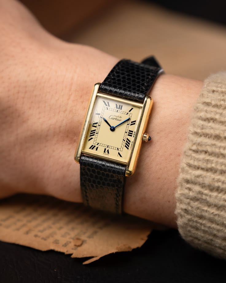 Bí quyết phục hồi vết xước dăm kính xaphia Cartier Tank Must. 3