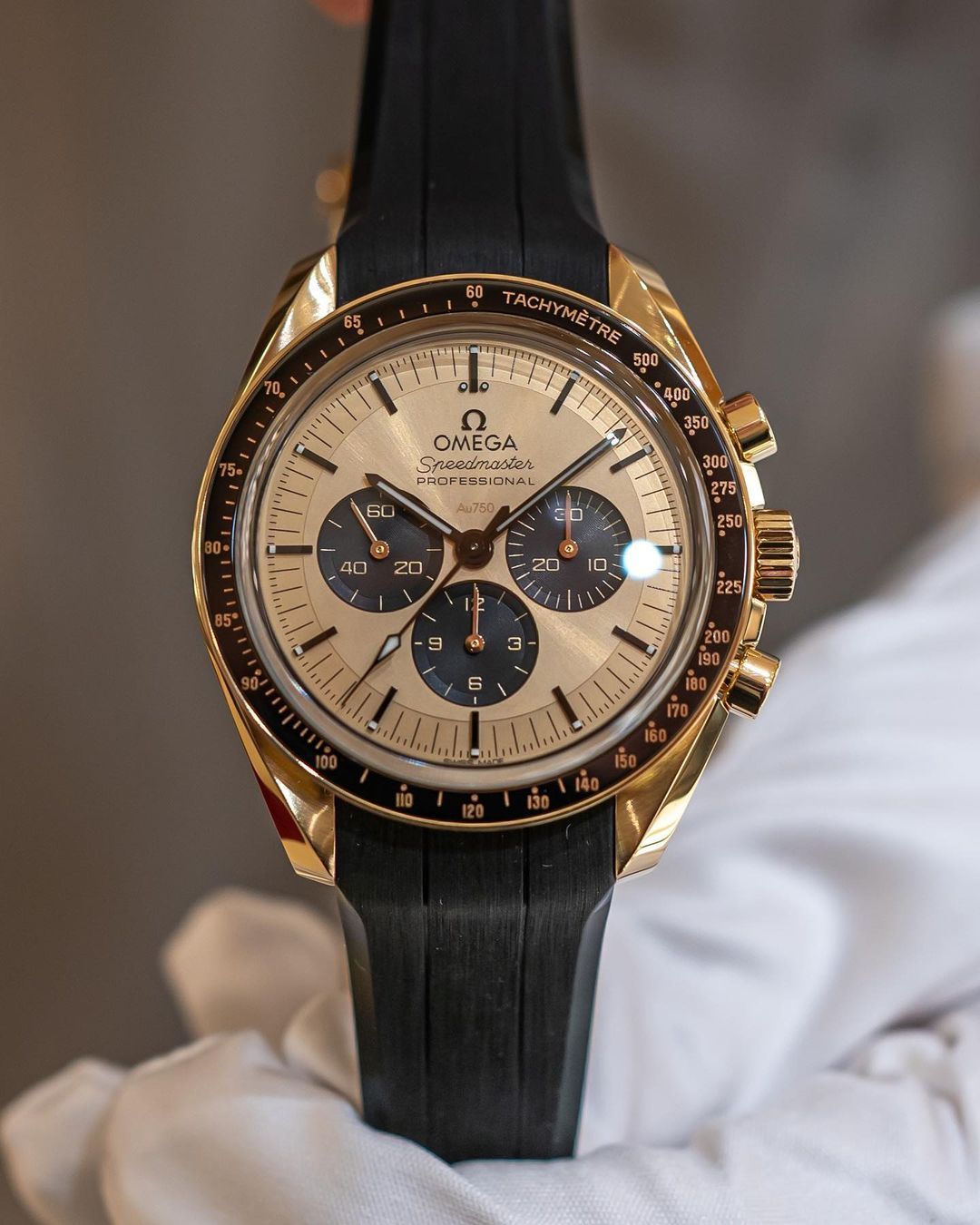 Hiện tượng trôi kim giây không đều trên dòng Omega Seamaster. 3