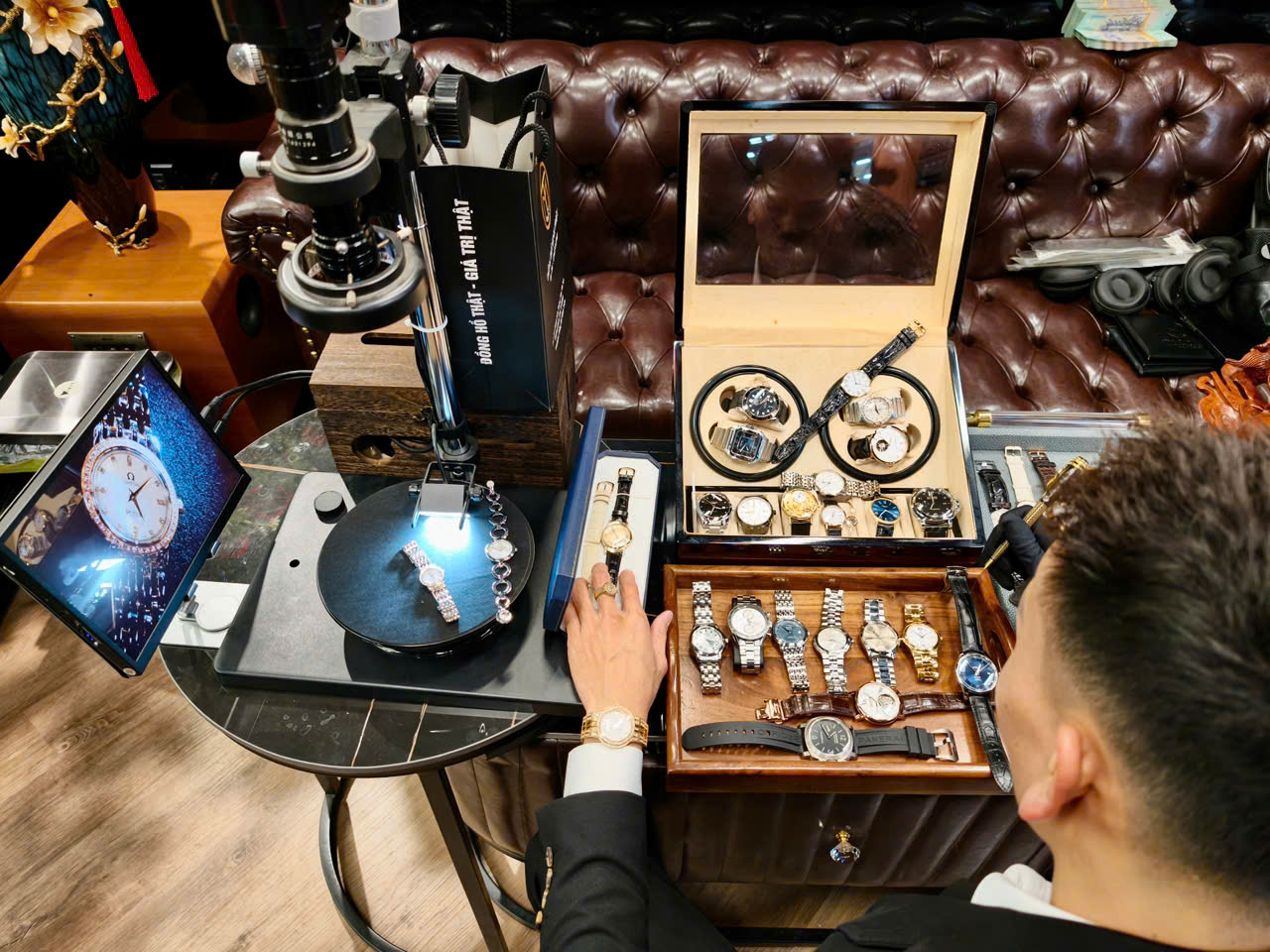 Tiệm chuyên định giá gom chiếc Chopard cũ phố Hàng Bài 1
