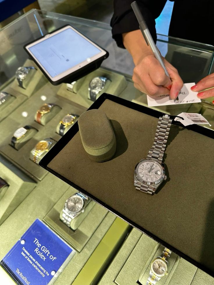 Tiệm nhận thu mua đồng hồ cũ hãng Rolex trả tiền mặt. 3