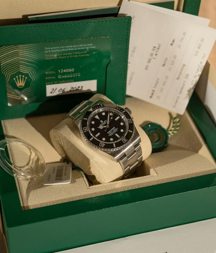 Tại sao mặt chiếc đồng hồ Rolex nam thường bị ố vàng? 1