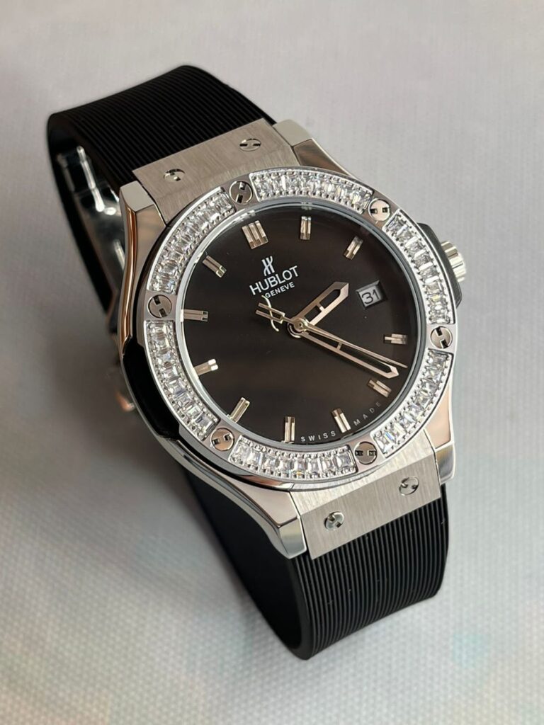 Cách nhận biết nắp đáy đồng hồ Hublot đã bị mở trộm 1
