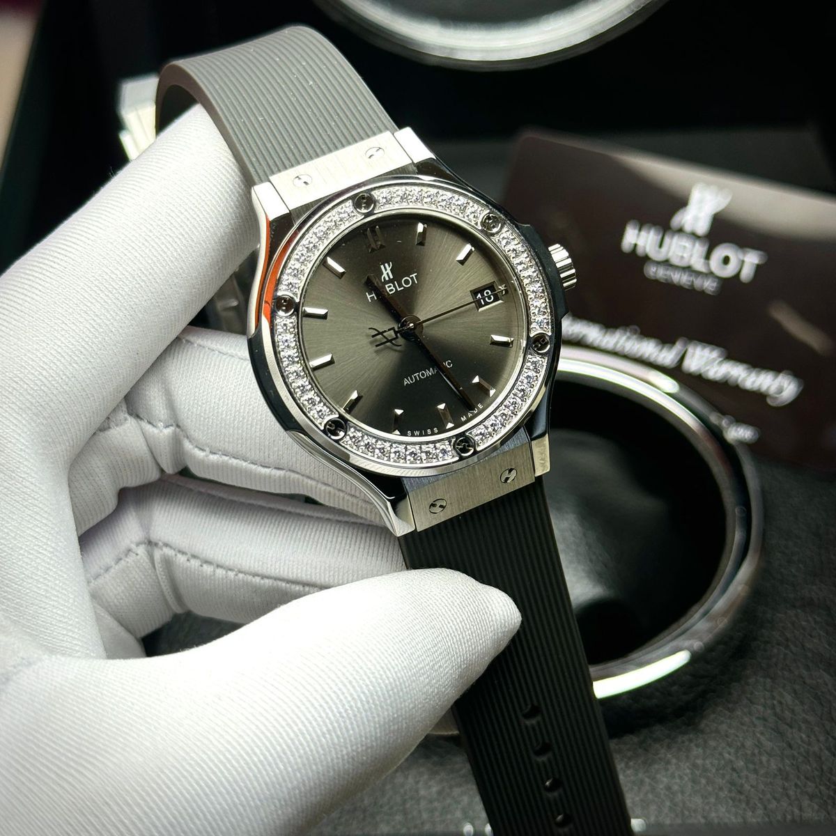 Cách nhận biết nắp đáy đồng hồ Hublot đã bị mở trộm 2