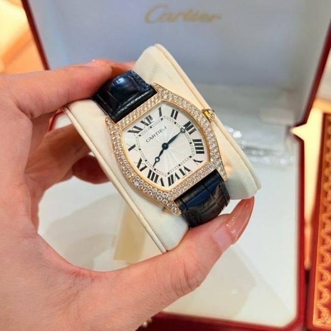 Cách phối đồ dự tiệc sang trọng cùng mẫu đồng hồ Cartier. 2