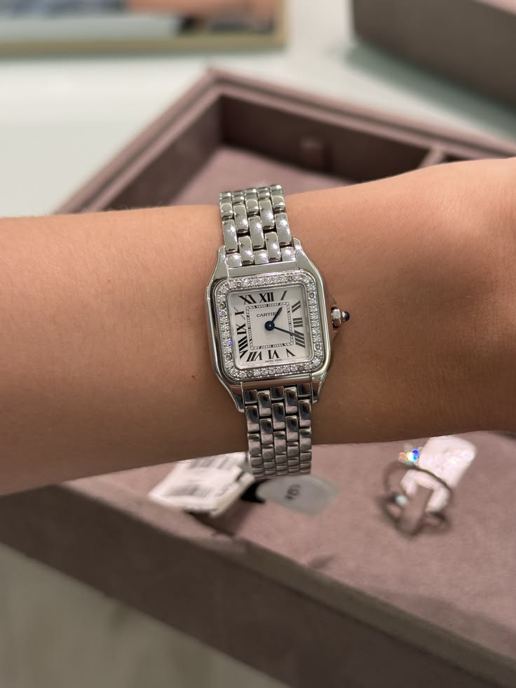 Nguyên nhân mặt số đồng hồ Cartier đọng nước mùa mưa bão. 3