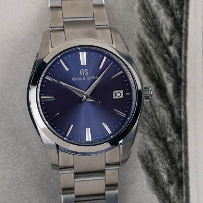 Lý do kim giây mùa xuân của hãng Grand Seiko trôi mượt. 2